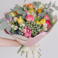 Buchet Cu Flori Colorate De Primavara