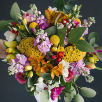 Buchet De Flori In Nunate Galbene Si Mov