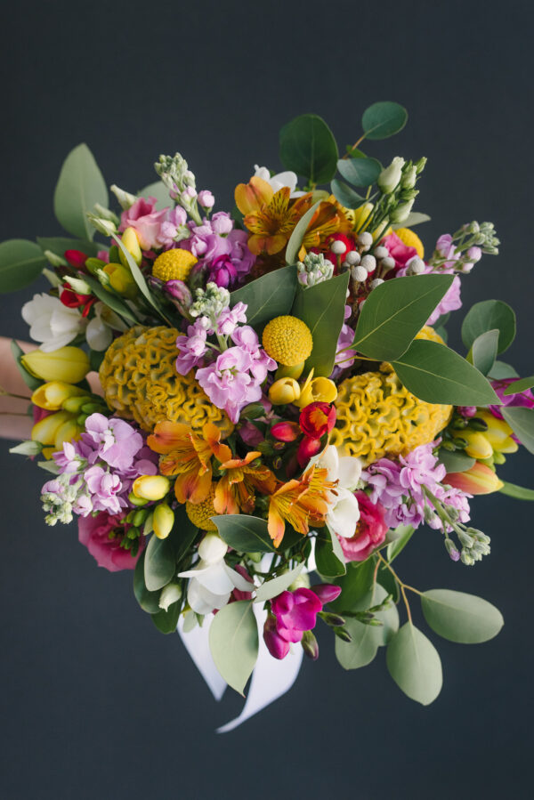 Buchet De Flori In Nunate Galbene Si Mov
