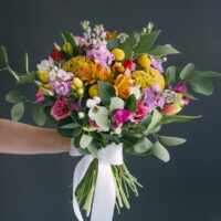 Buchet De Flori In Nunate Galbene Si Mov