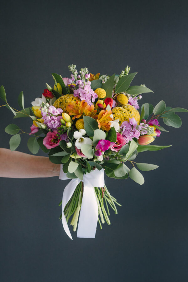 Buchet De Flori In Nunate Galbene Si Mov