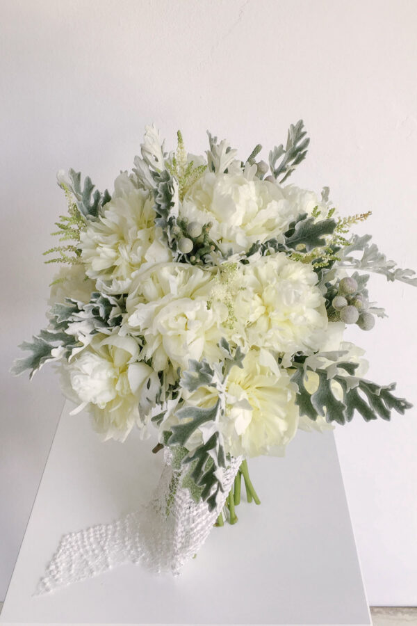 Buchet de mireasa cu bujori albi, brunia si senecio