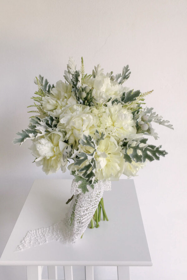 Buchet de mireasă cu bujori albi, brunia, astilbe și senecio Buchet de mireasa cu bujori albi, brunia si senecio