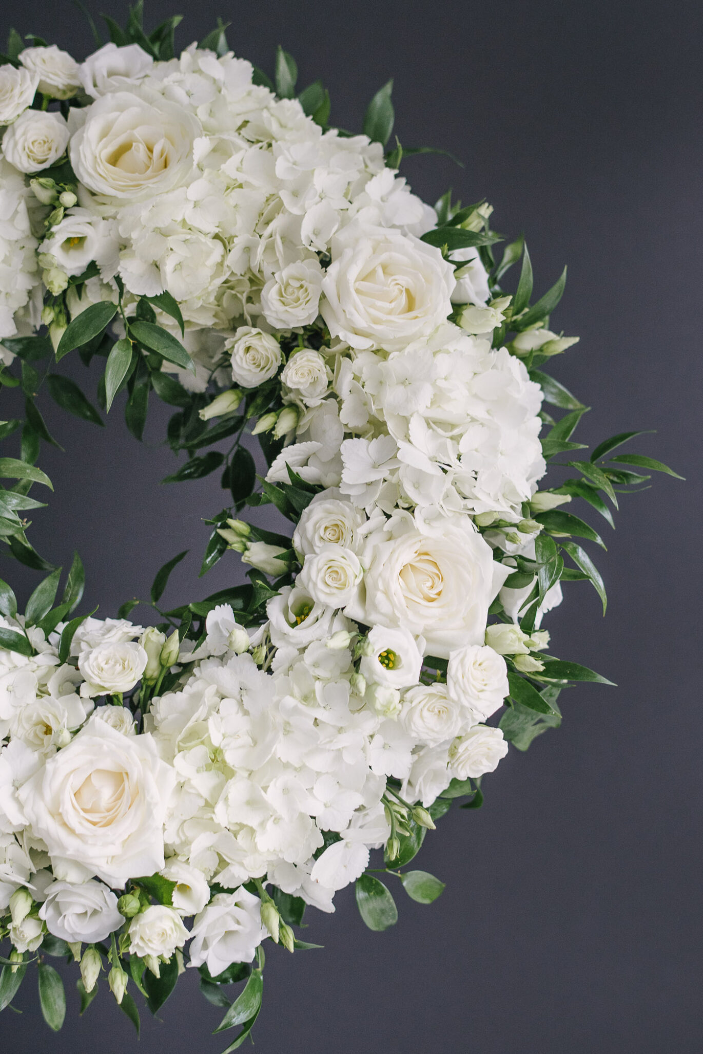 Coroana Funerara Cu Flori Albe Si Ruscus