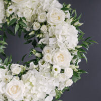 Coroana Funerara Cu Flori Albe Si Ruscus