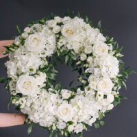 Coroana Funerara Cu Flori Albe Si Ruscus