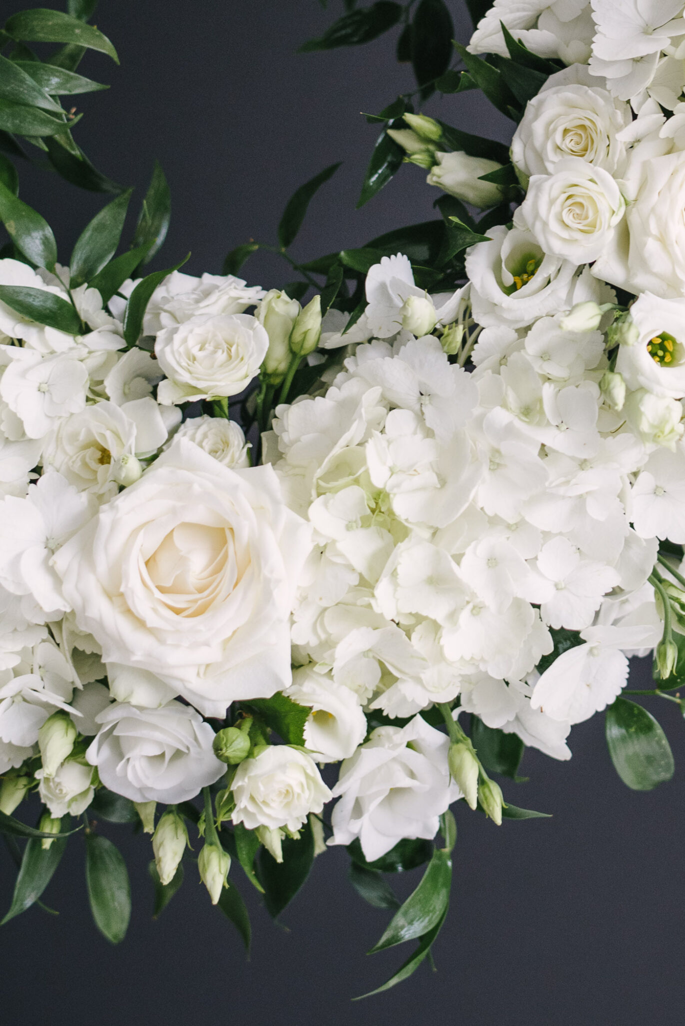 Coroana Funerara Cu Flori Albe Si Ruscus