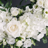 Coroana Funerara Cu Flori Albe Si Ruscus