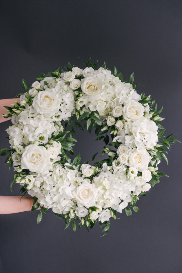 Coroana Funerara Cu Flori Albe Si Ruscus