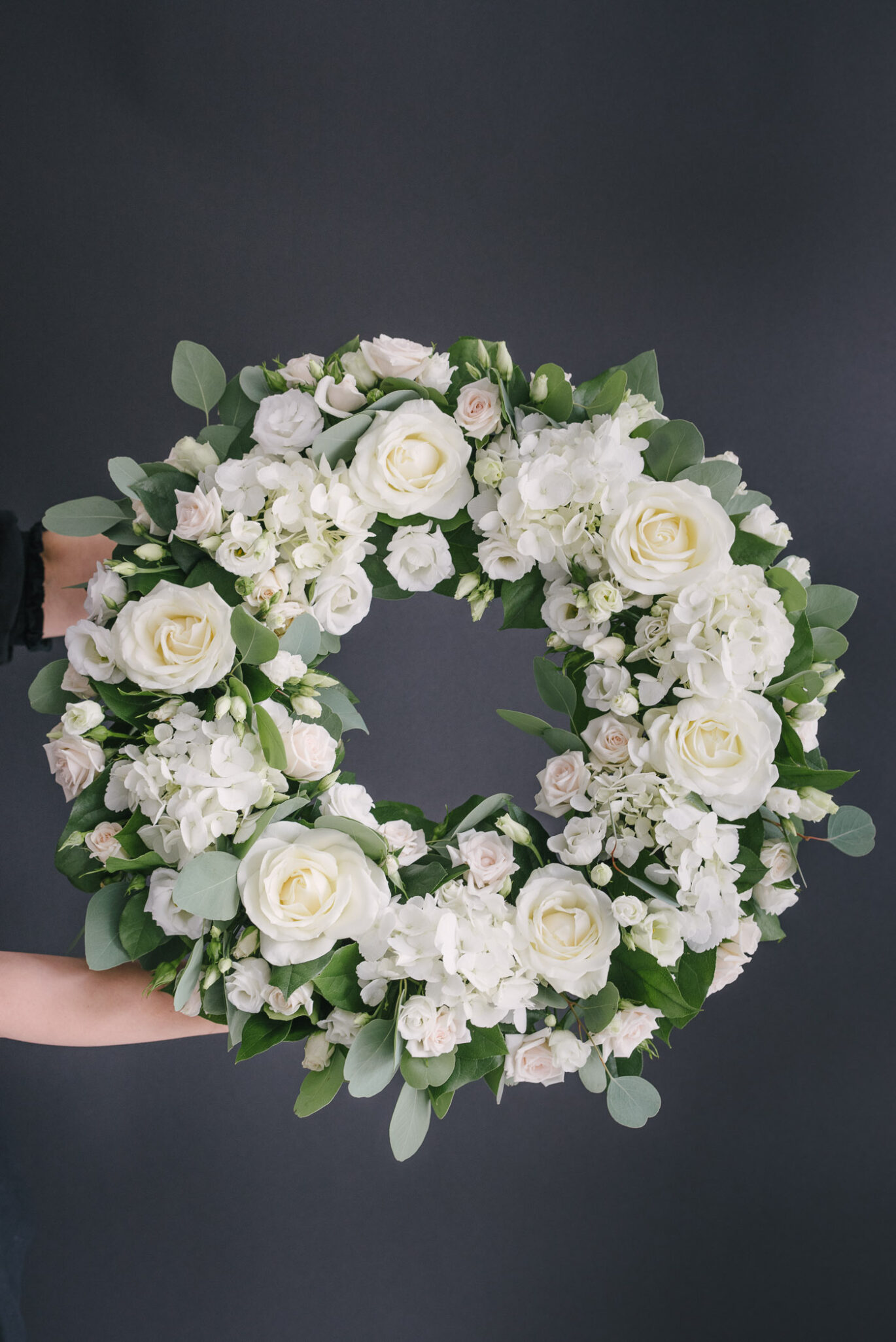 Coroană Funerară Cu Hortensii, Trandafiri Și Lisianthus