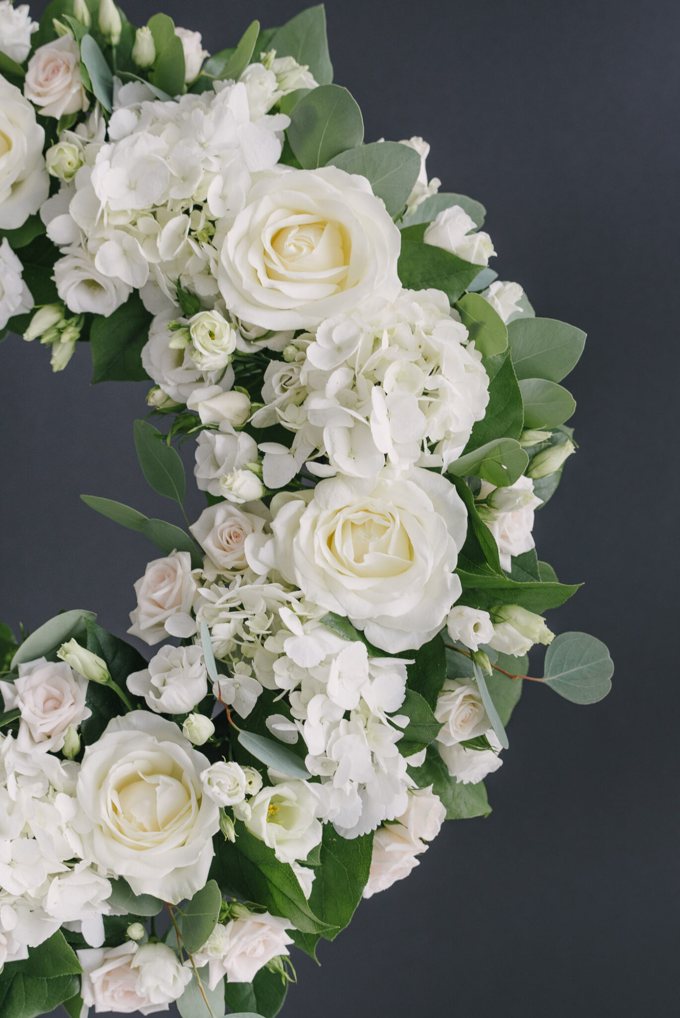 Coroană Funerară Cu Hortensii, Trandafiri Și Lisianthus