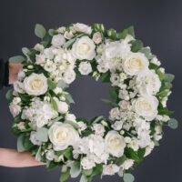Coroană Funerară Cu Hortensii, Trandafiri Și Lisianthus