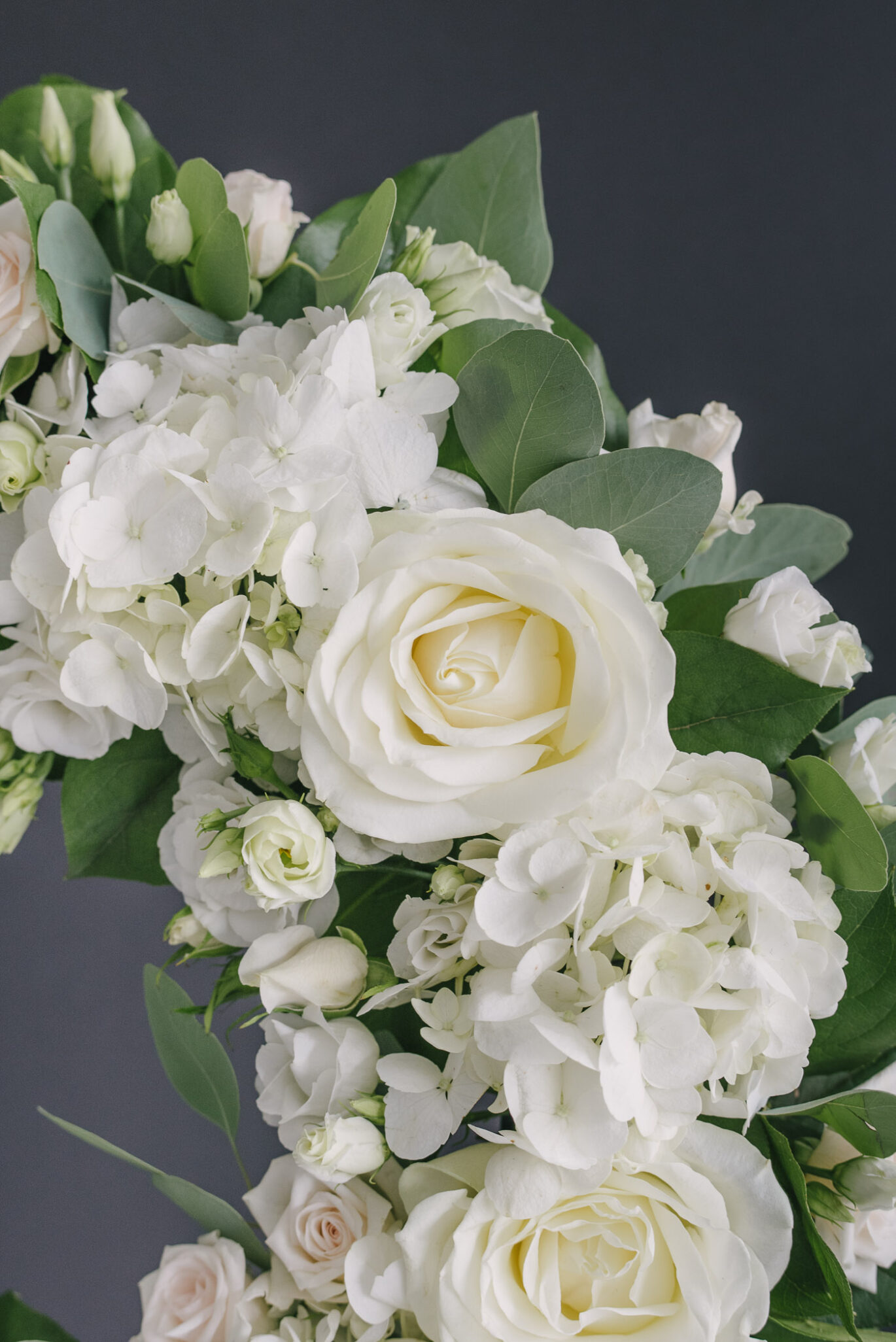 Coroană Funerară Cu Hortensii, Trandafiri Și Lisianthus
