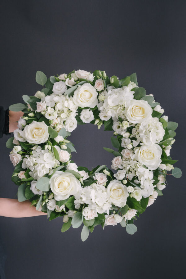 Coroană Funerară Cu Hortensii, Trandafiri Și Lisianthus