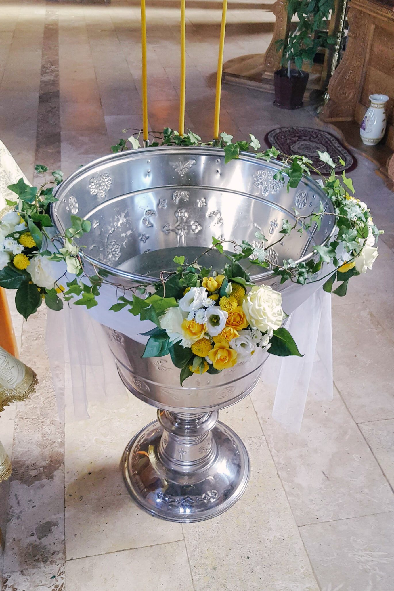 Ghirlanda Cristelnita Pentru Botez Cu Flori Galbene Si Albe