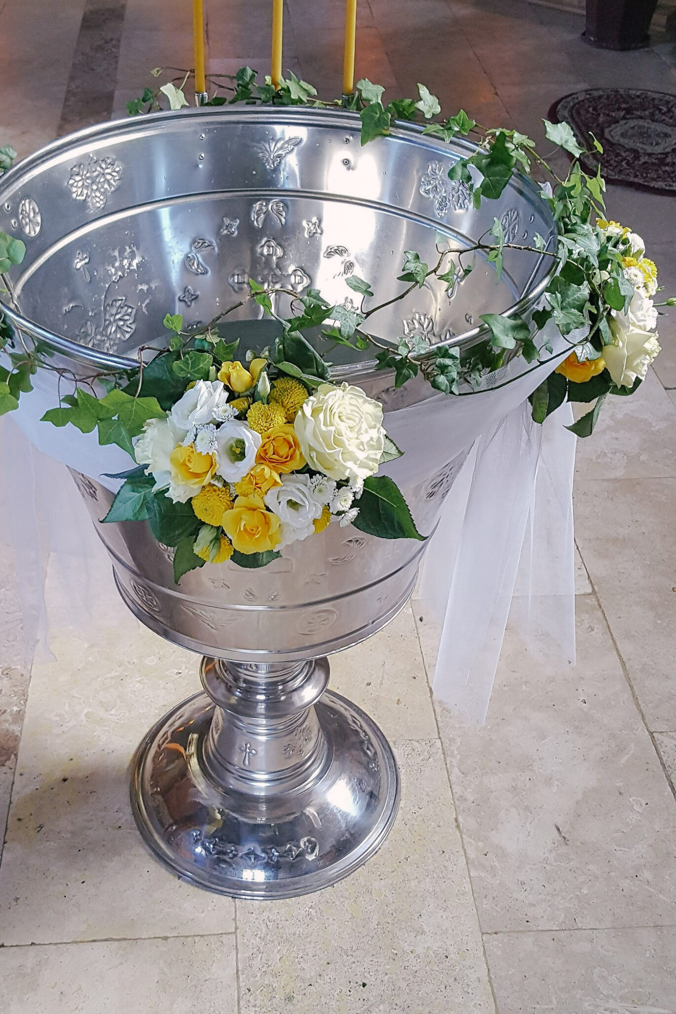 Ghirlanda Cristelnita Pentru Botez Cu Flori Galbene Si Albe