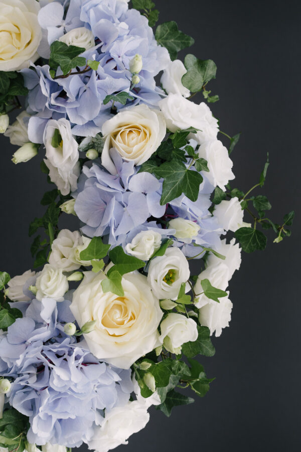 Coroana Funerara Cu Hortensii Albastre Si Iedera