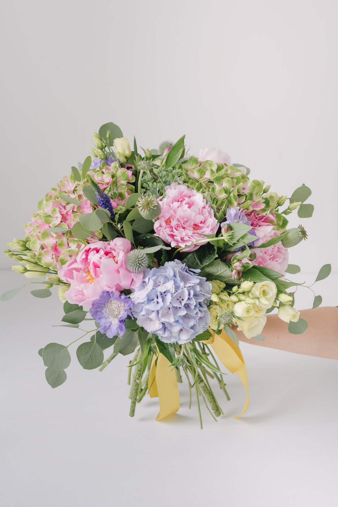 Buchet De Flori Cu Bujori, Hortensii, Papaver, Scabiosa