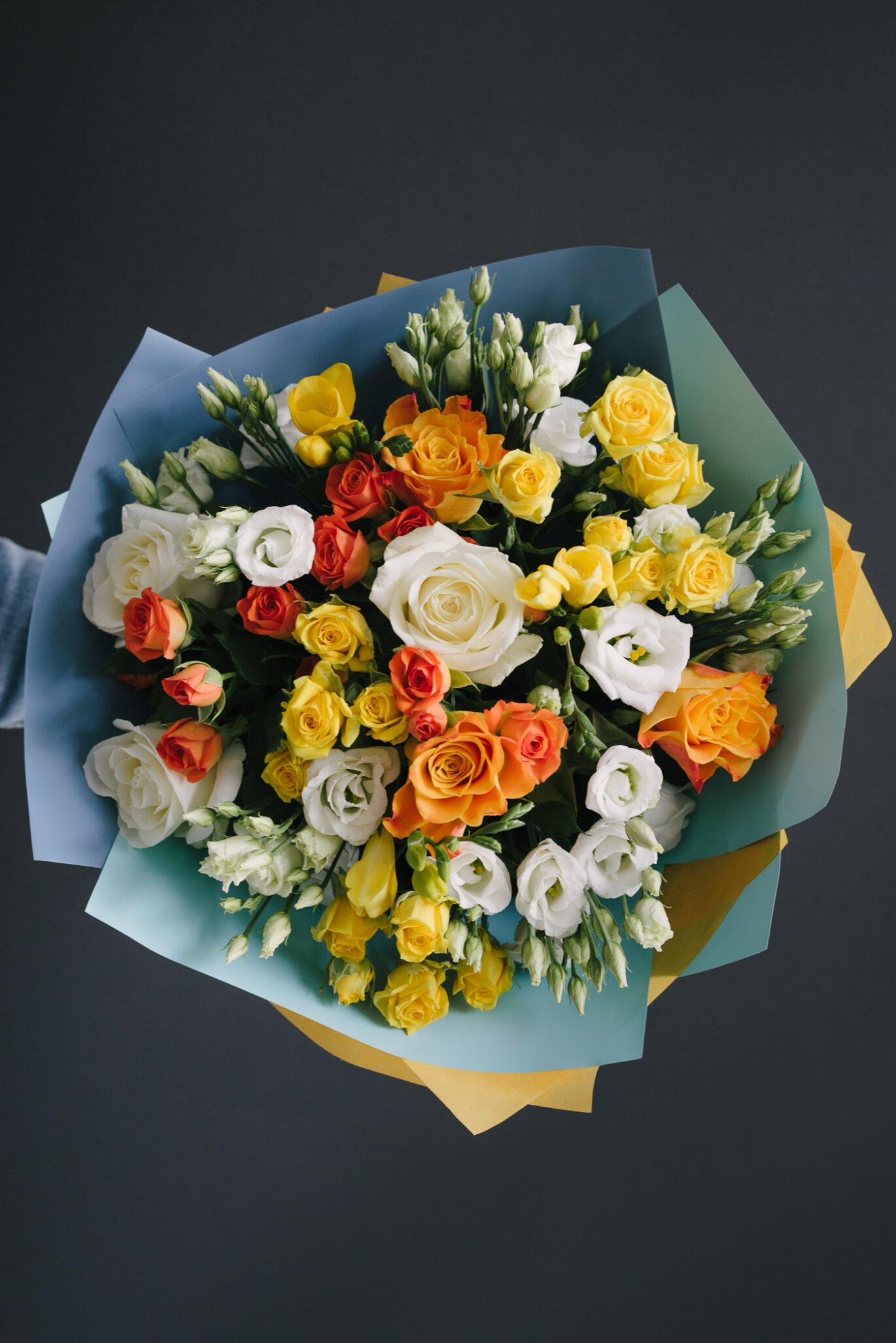 Buchet De Flori Rotund Cu Galben Portocaliu Si Alb