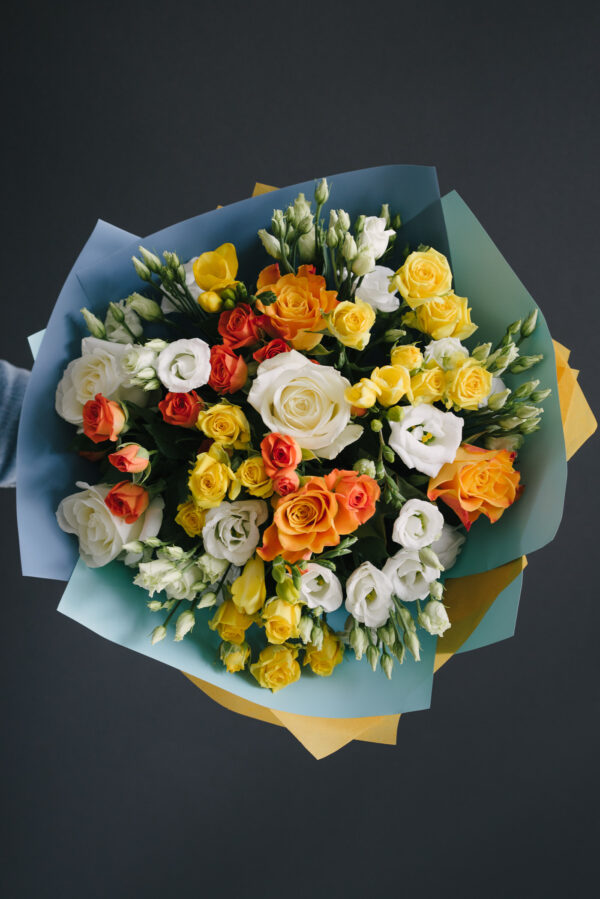 Buchet De Flori Rotund Cu Galben Portocaliu Si Alb