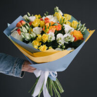 Buchet De Flori Rotund Cu Galben Portocaliu Si Alb