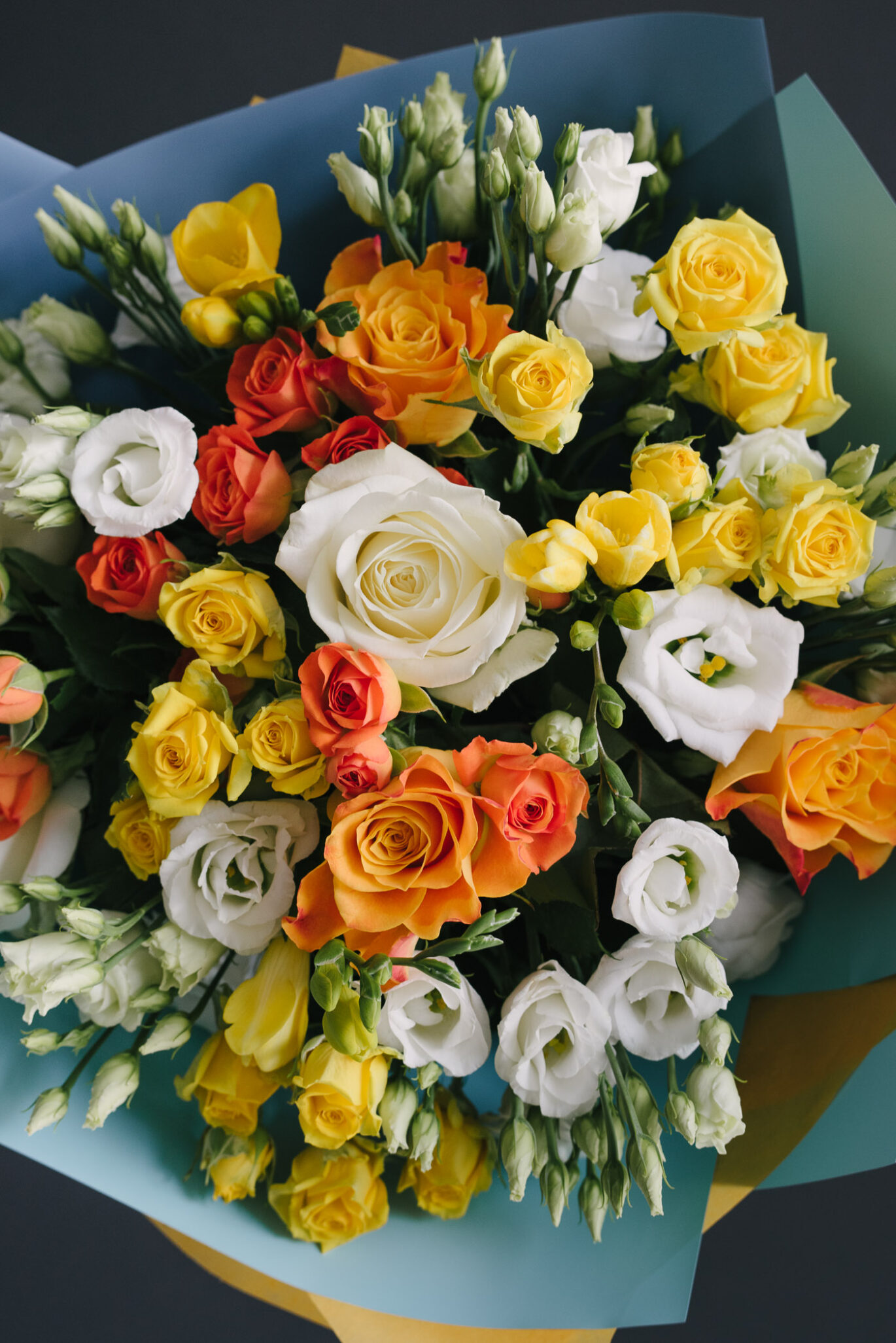 Buchet De Flori Rotund Cu Galben Portocaliu Si Alb