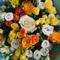 Buchet De Flori Rotund Cu Galben Portocaliu Si Alb