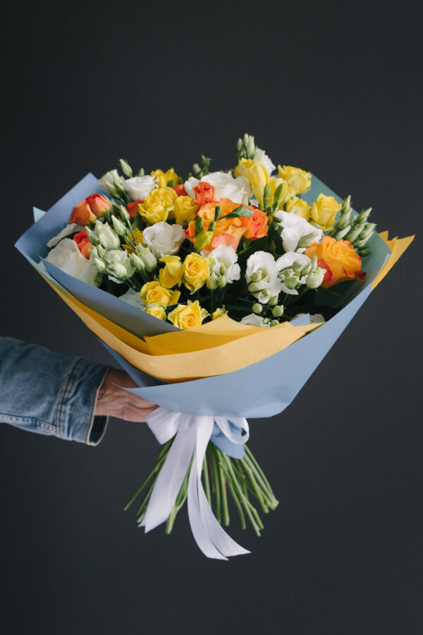 Buchet De Flori Rotund Cu Galben Portocaliu Si Alb