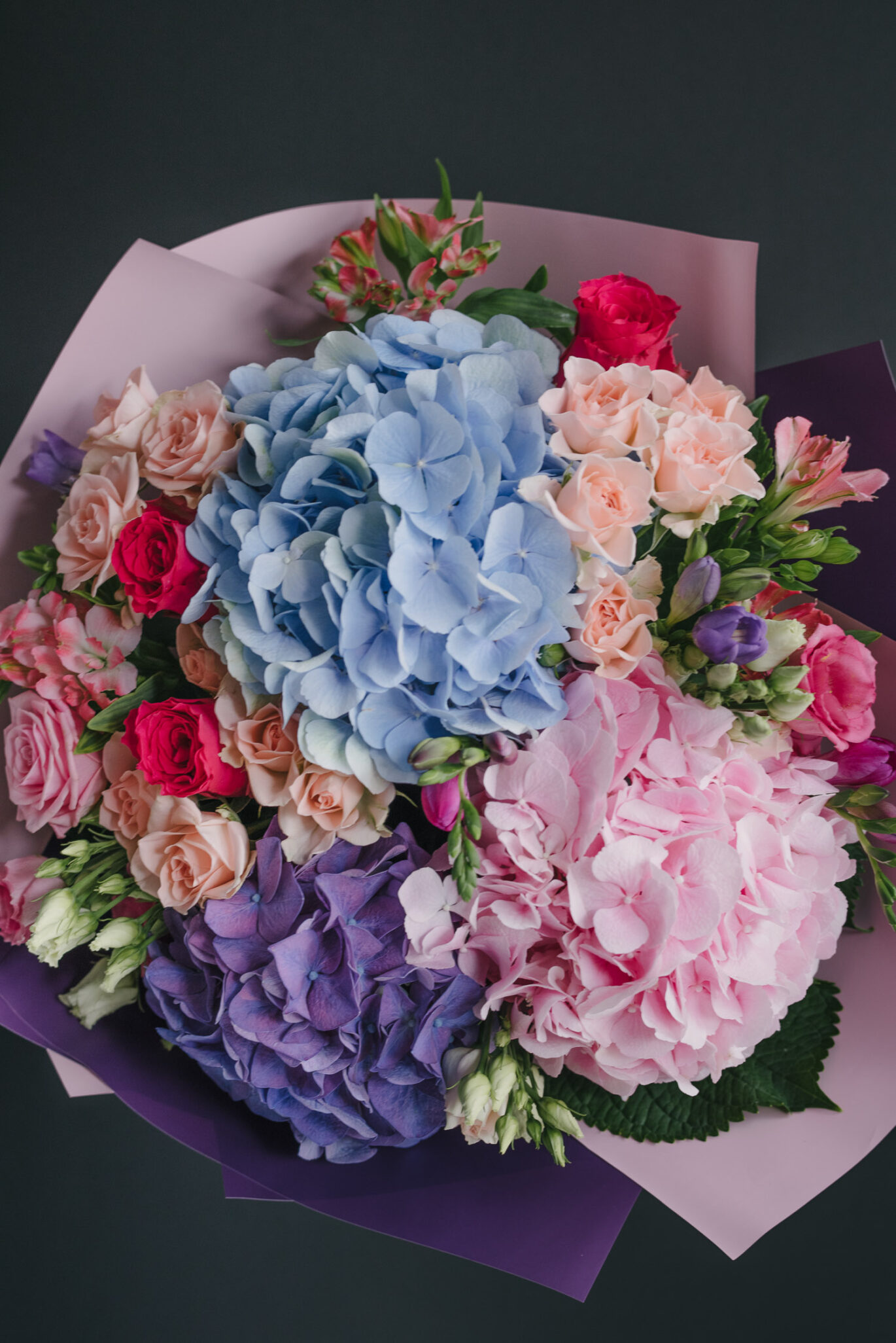 Buchet mare rotund cu hortensii colorate