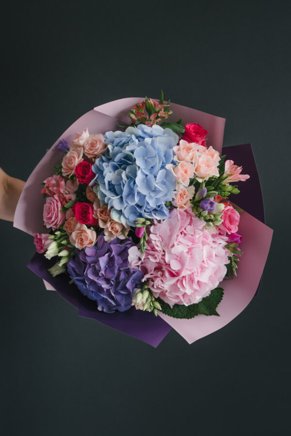 Buchet mare rotund cu hortensii colorate