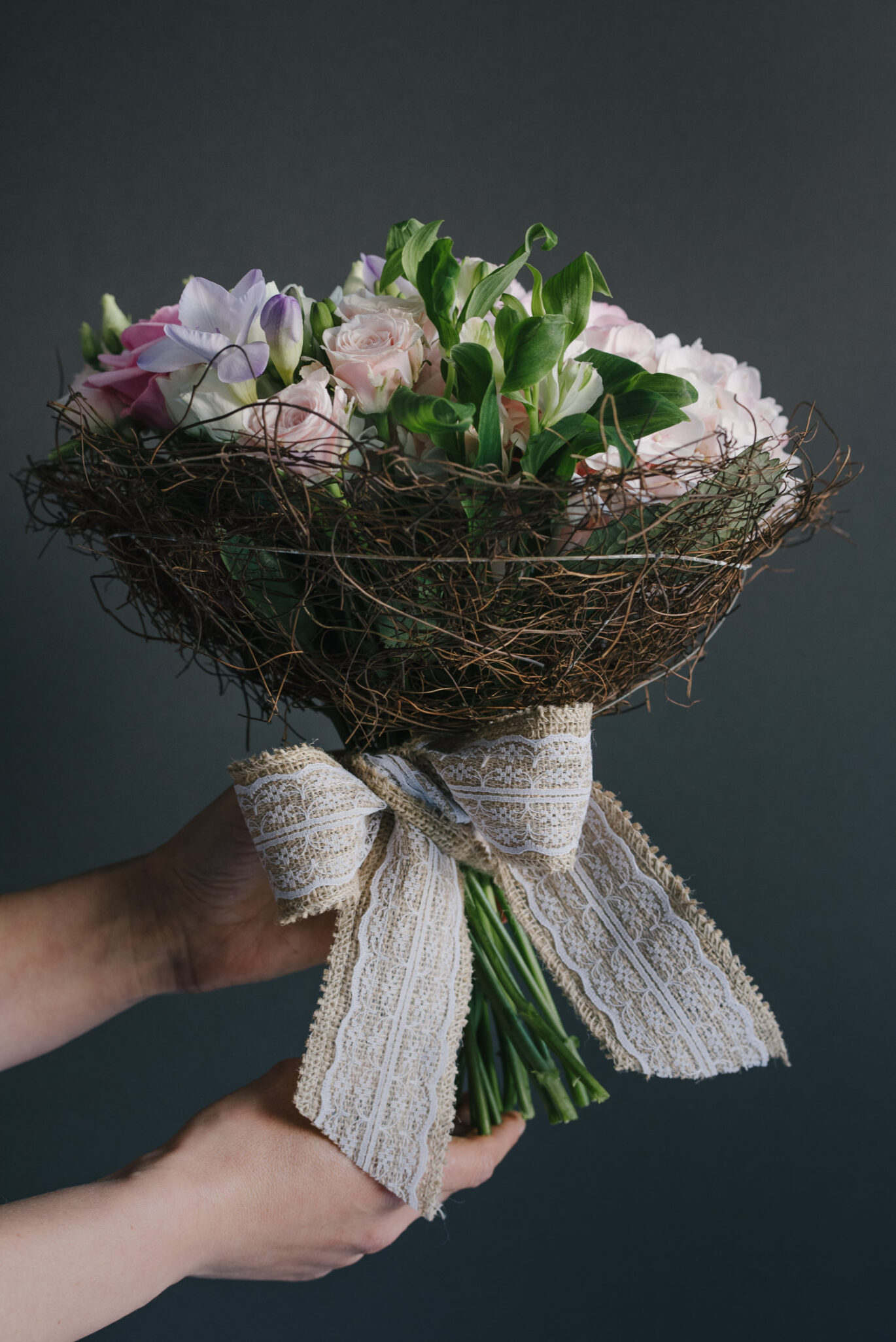 Buchet De Flori Jovial În nunațe de roz deschis