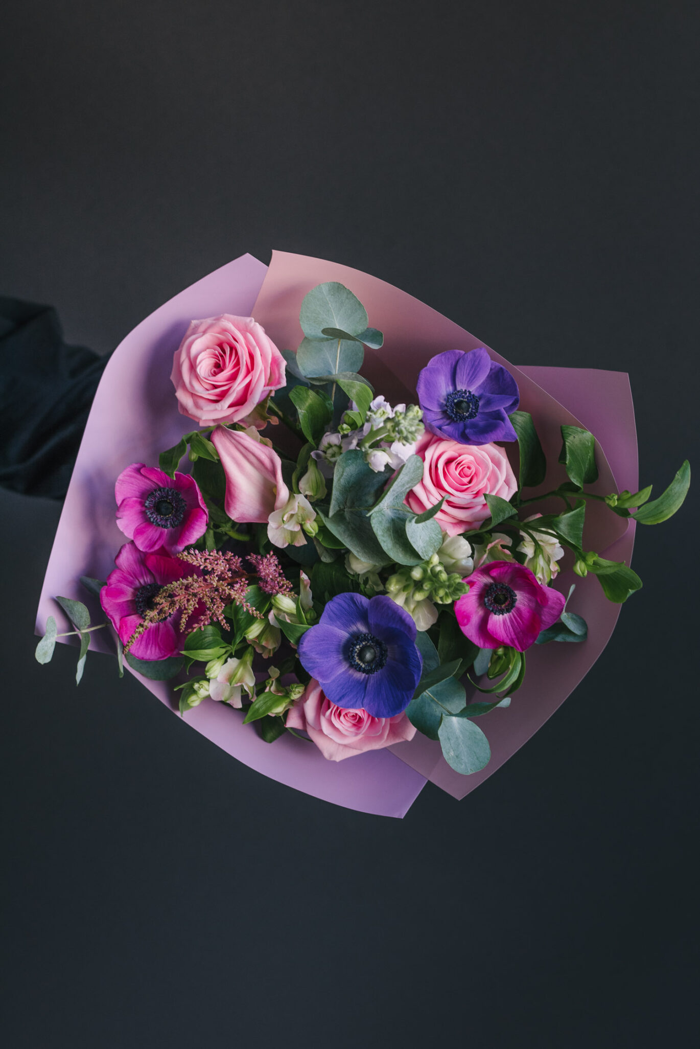 Buchet în culori vibrante cu anemone