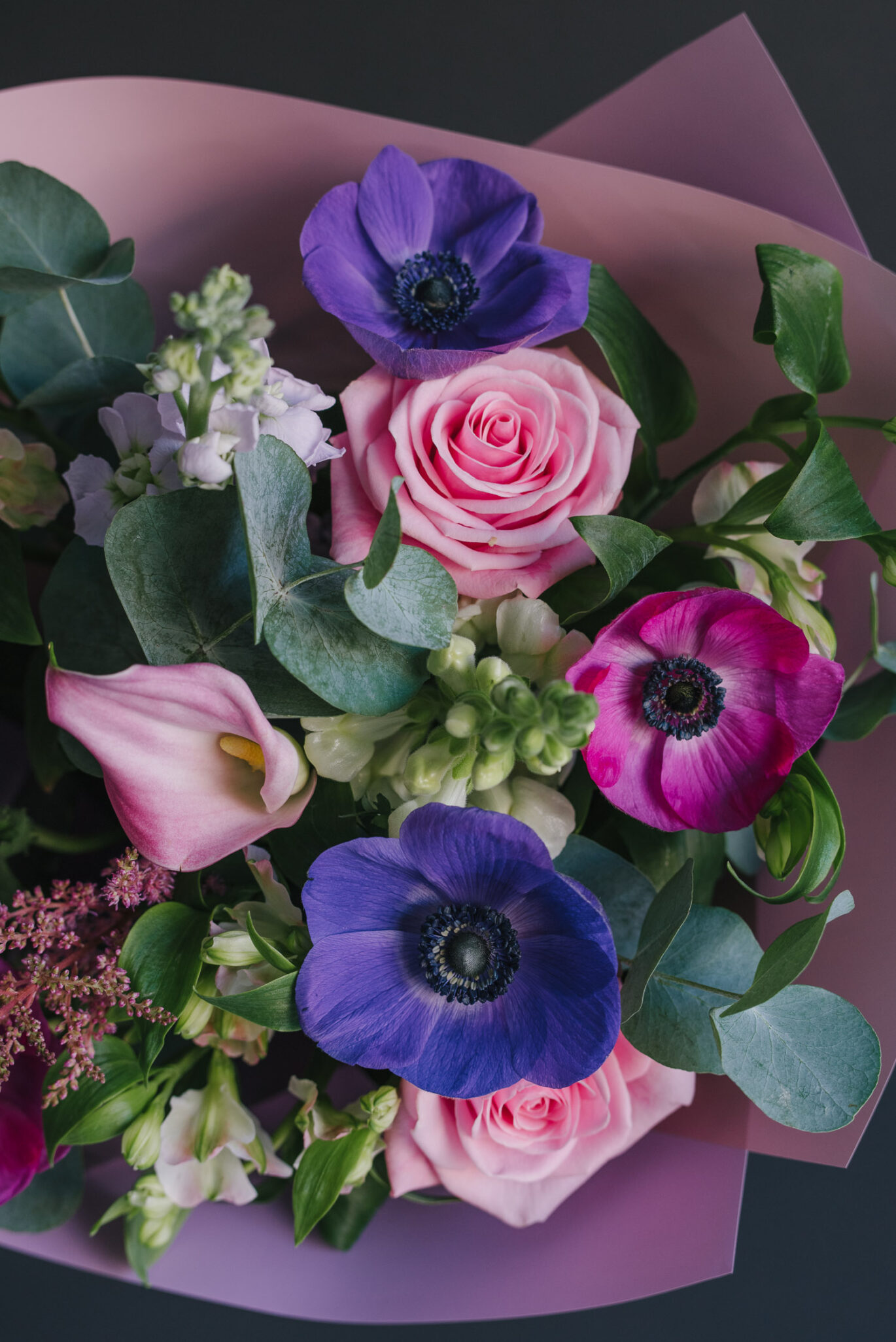 Buchet în culori vibrante cu anemone