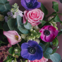 Buchet în culori vibrante cu anemone