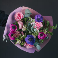 Buchet în culori vibrante cu anemone