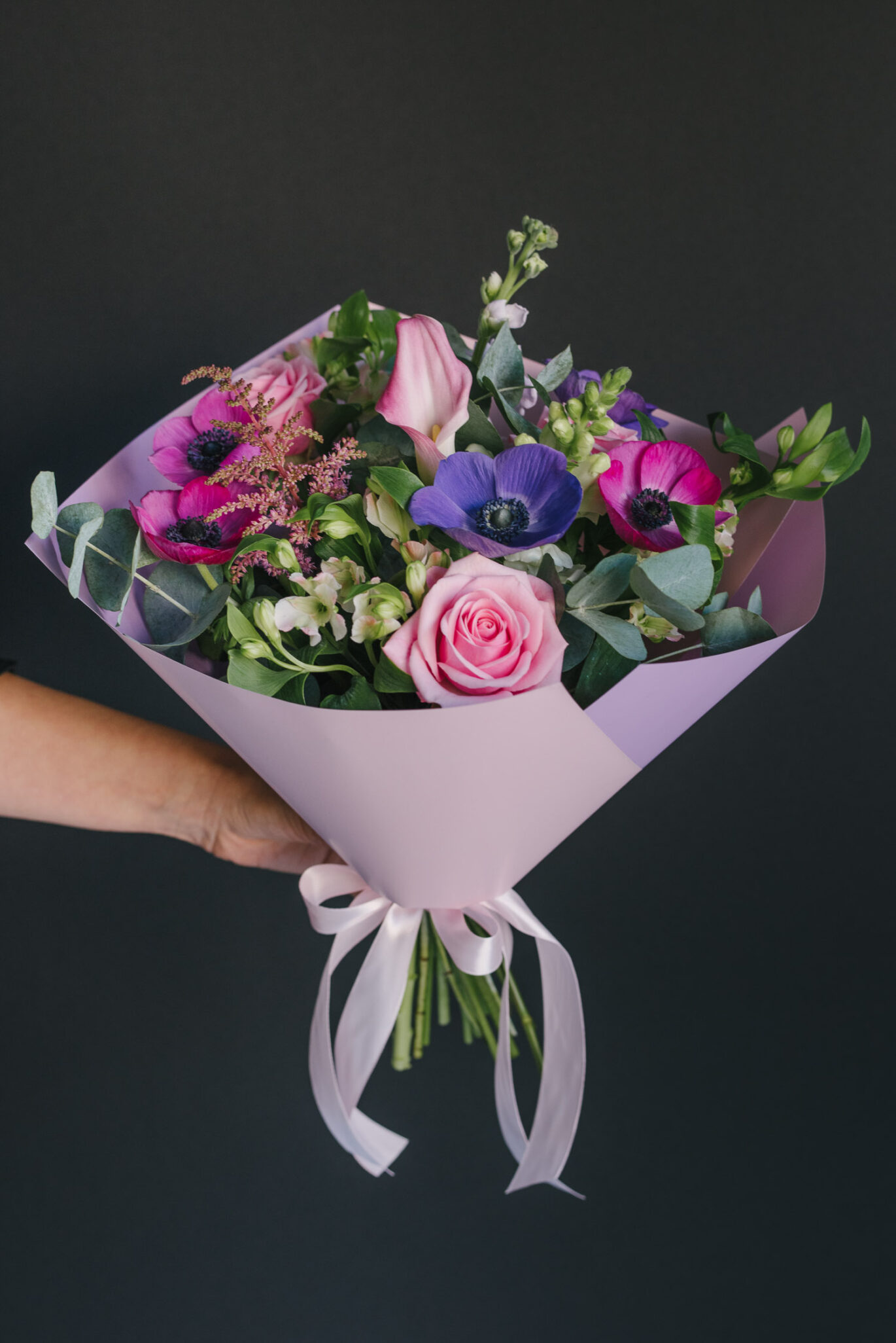 Buchet în culori vibrante cu anemone