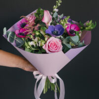 Buchet în culori vibrante cu anemone
