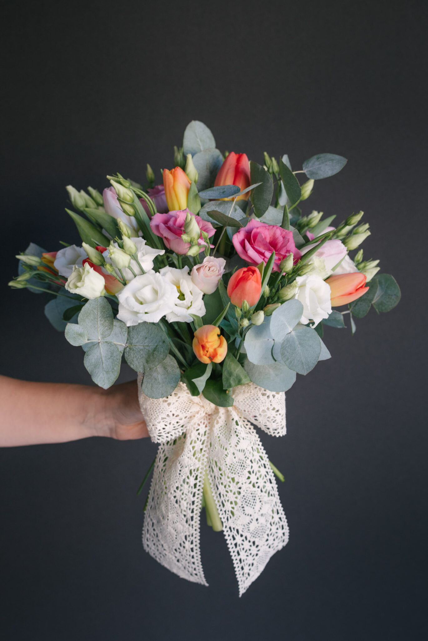 Buchet colorat cu lalele
