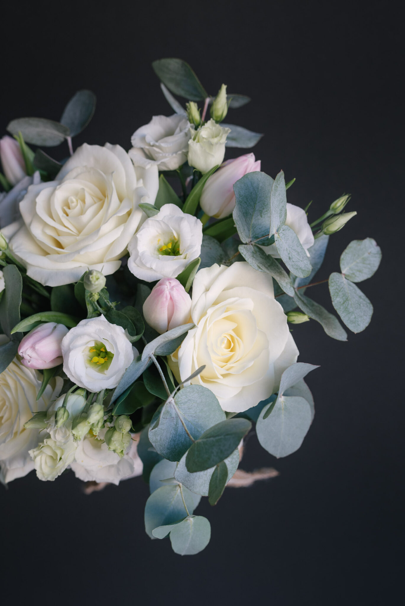 Buchet mixt cu flori albe