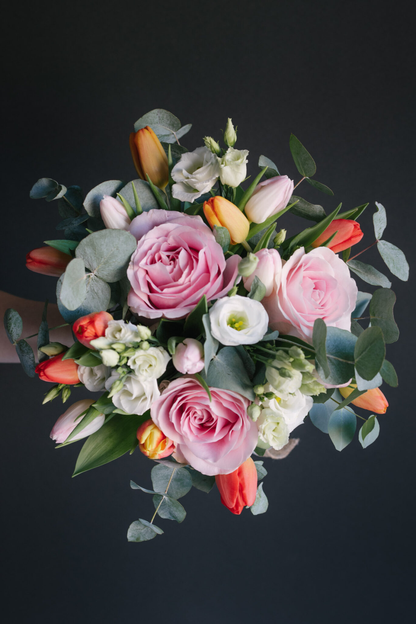 Buchet multicolor cu lalele trandafiri lisianthus