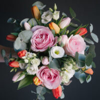 Buchet multicolor cu lalele trandafiri lisianthus