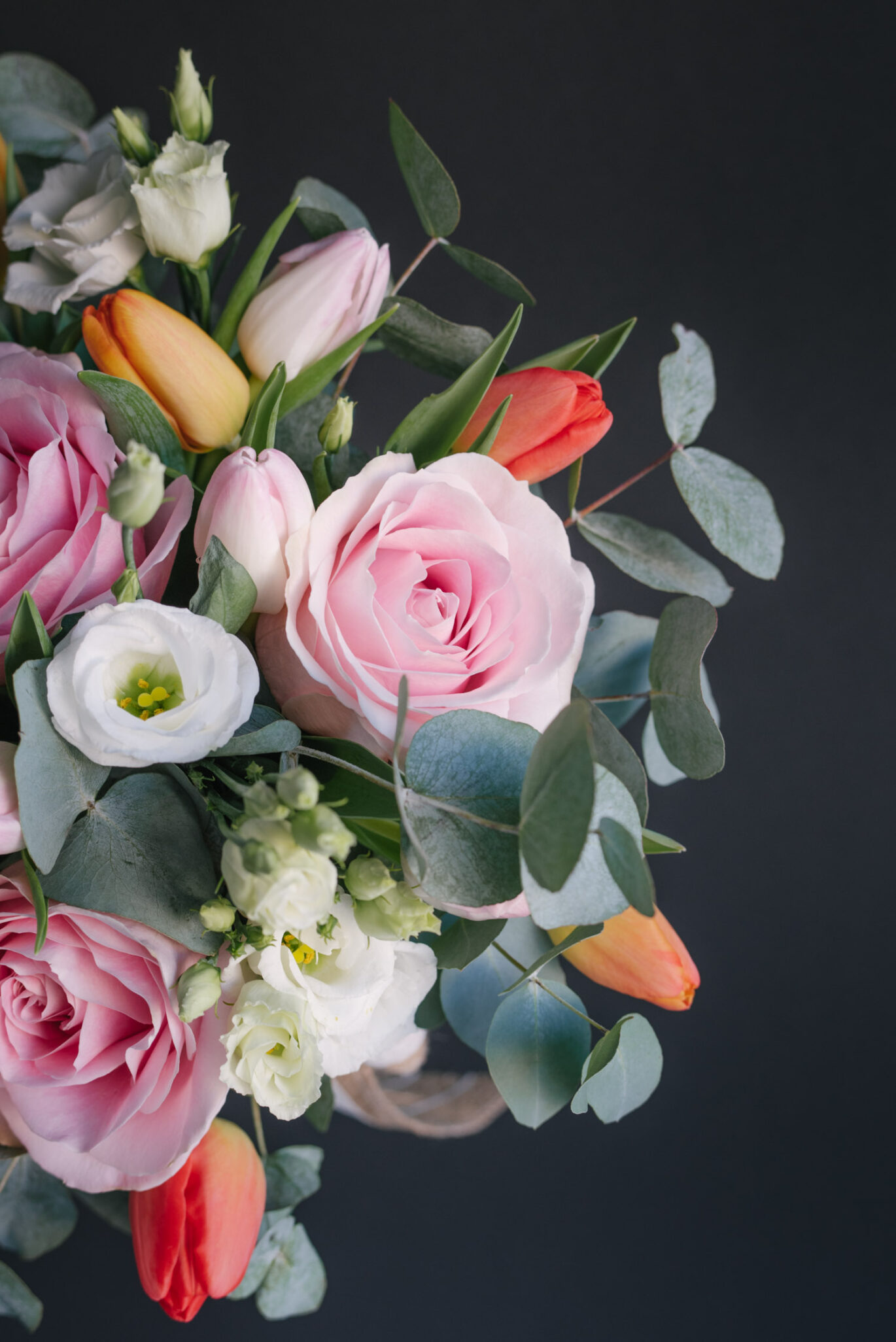 Buchet multicolor cu lalele trandafiri lisianthus