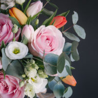 Buchet multicolor cu lalele trandafiri lisianthus