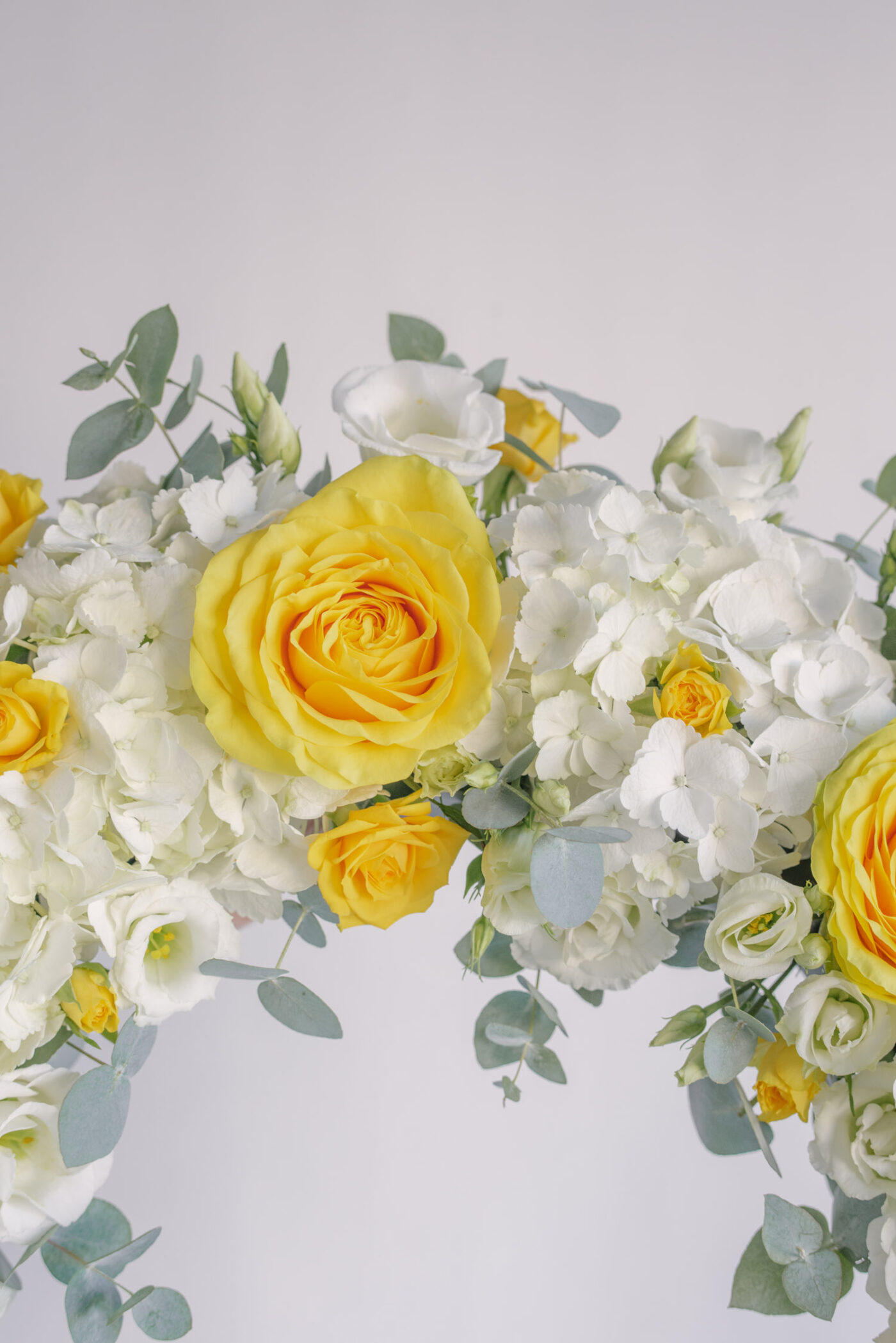 Coroana funerara din flori naturale galbene si albe