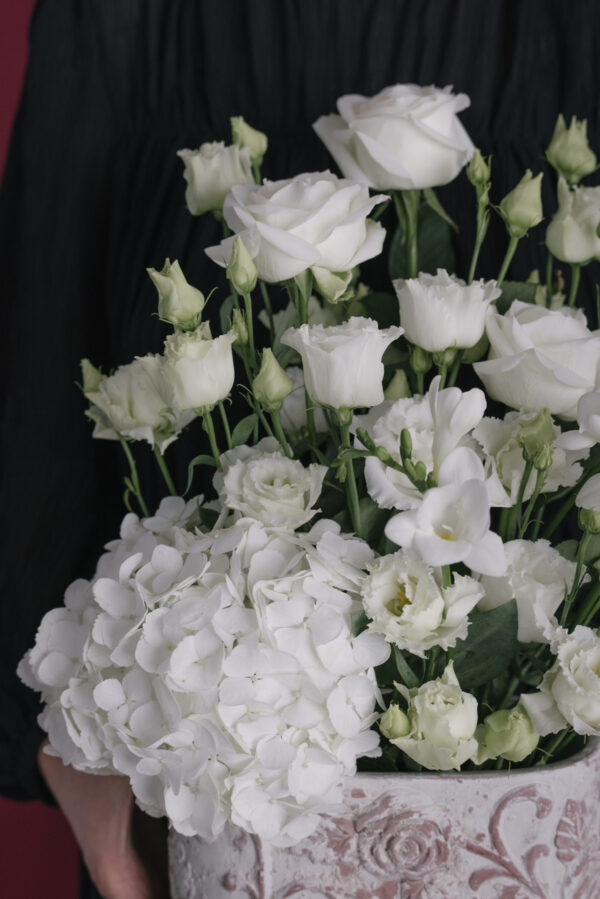 Aranjament Floral Alb În Vas Ceramic Cu Motive Florale