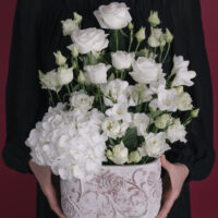 Aranjament Floral Alb În Vas Ceramic Cu Motive Florale