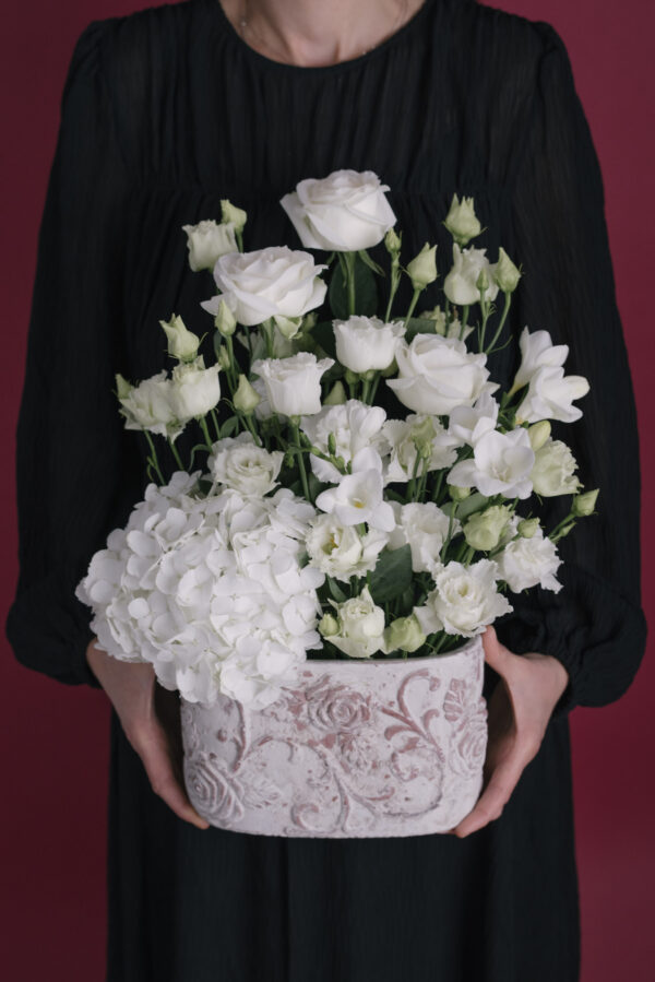 Aranjament Floral Alb În Vas Ceramic Cu Motive Florale