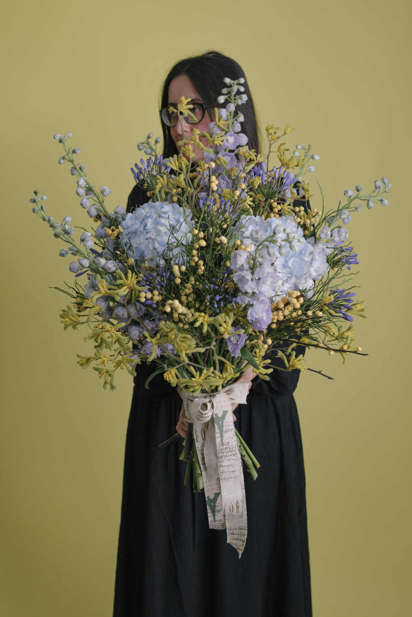 Buchet De Flori Uriaș Cu Ilex Și Delphinium