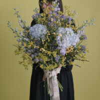 Buchet De Flori Uriaș Cu Ilex Și Delphinium
