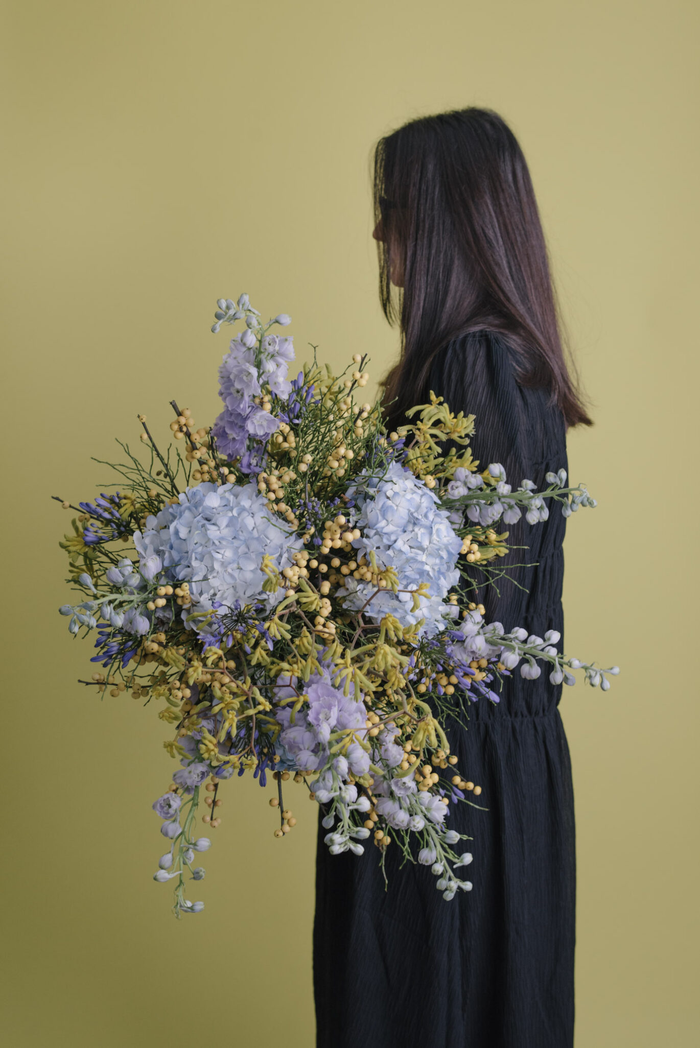 Buchet De Flori Uriaș Cu Ilex Și Delphinium